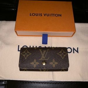 Louis Vuitton 4 key monogram  Kles